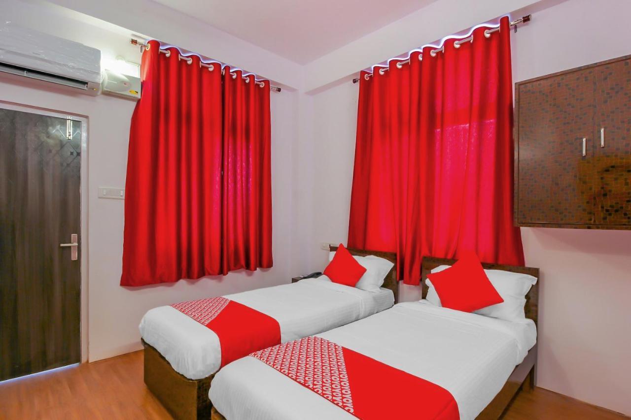 Oyo 17168 Hz Lodge Haiderabad Buitenkant foto