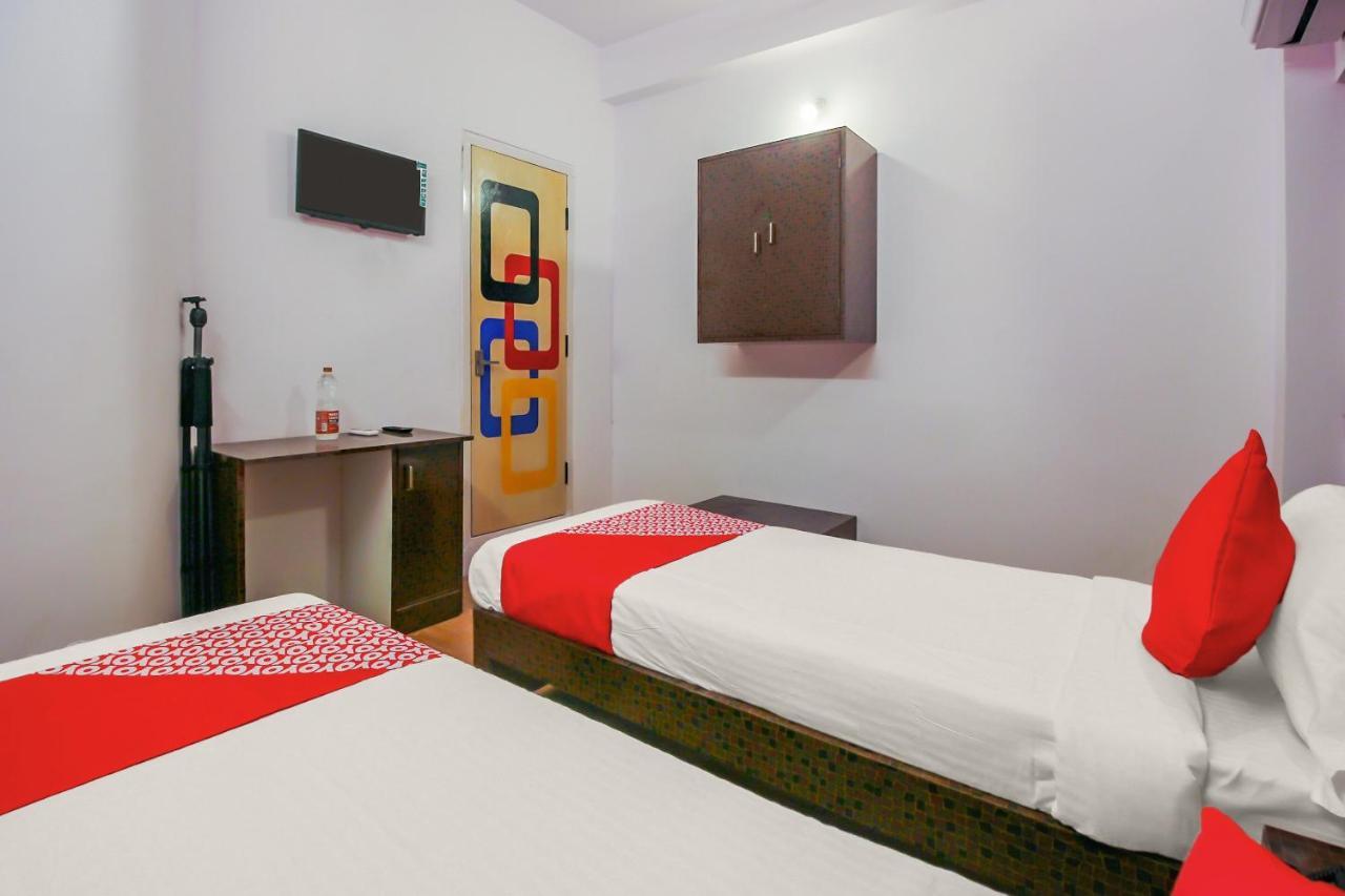 Oyo 17168 Hz Lodge Haiderabad Buitenkant foto