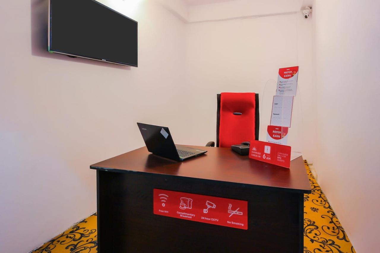 Oyo 17168 Hz Lodge Haiderabad Buitenkant foto