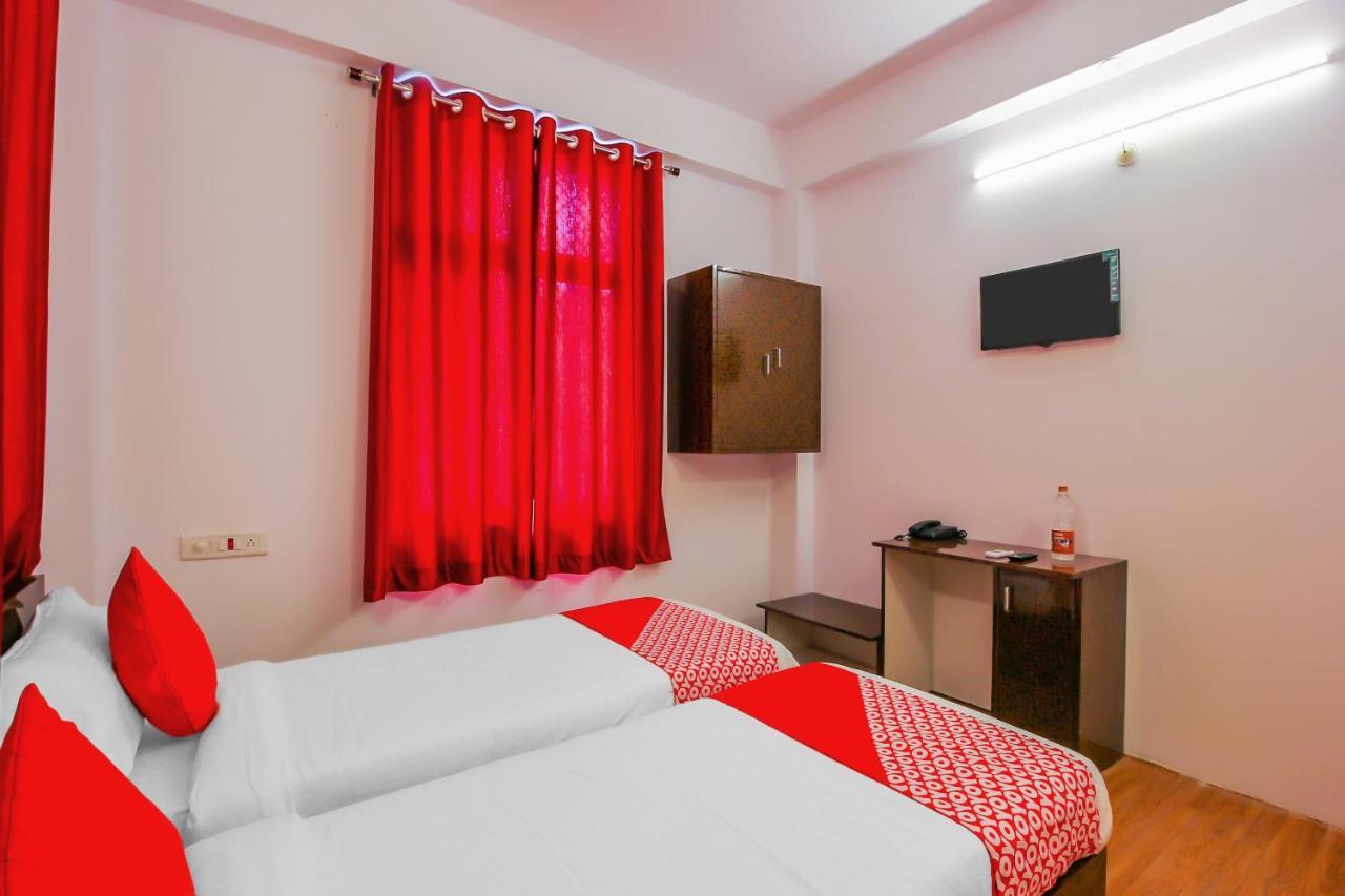 Oyo 17168 Hz Lodge Haiderabad Buitenkant foto