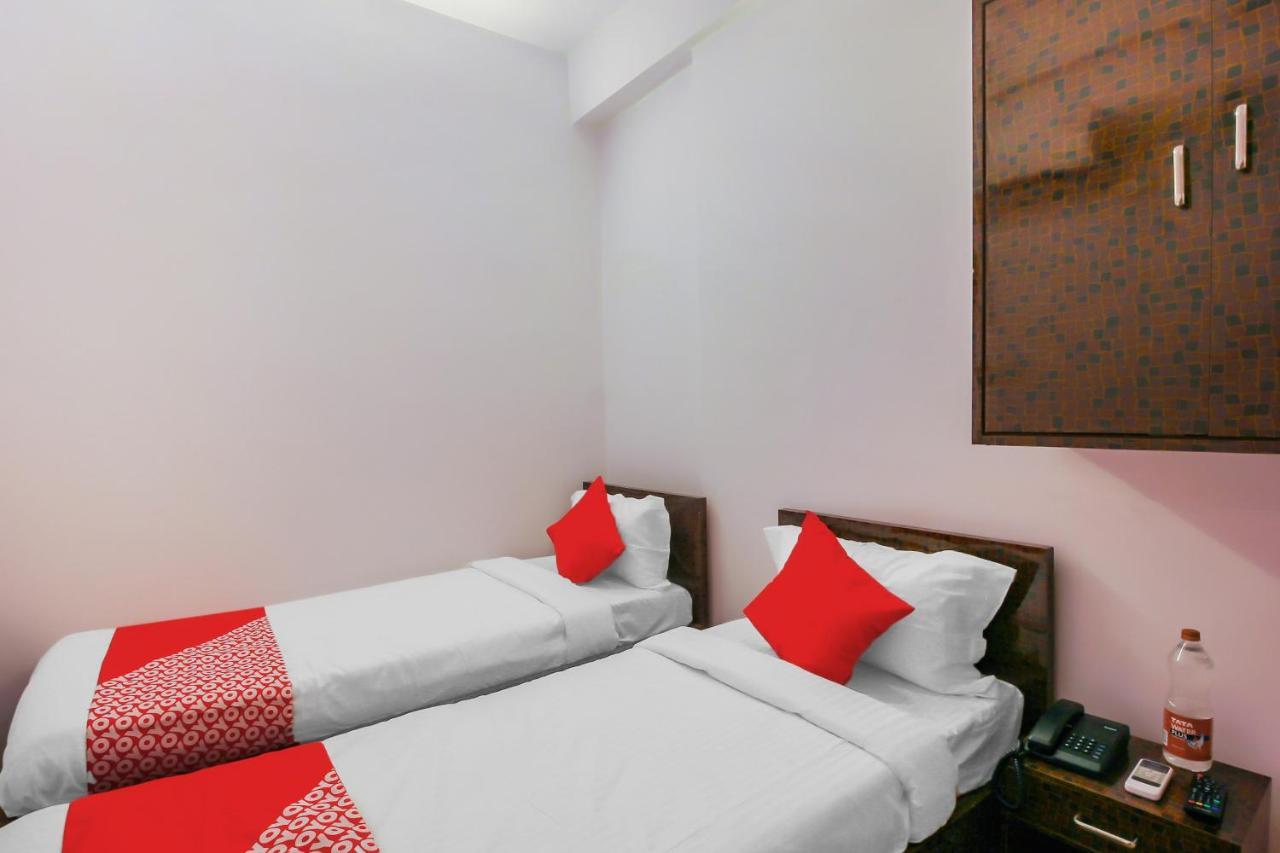 Oyo 17168 Hz Lodge Haiderabad Buitenkant foto