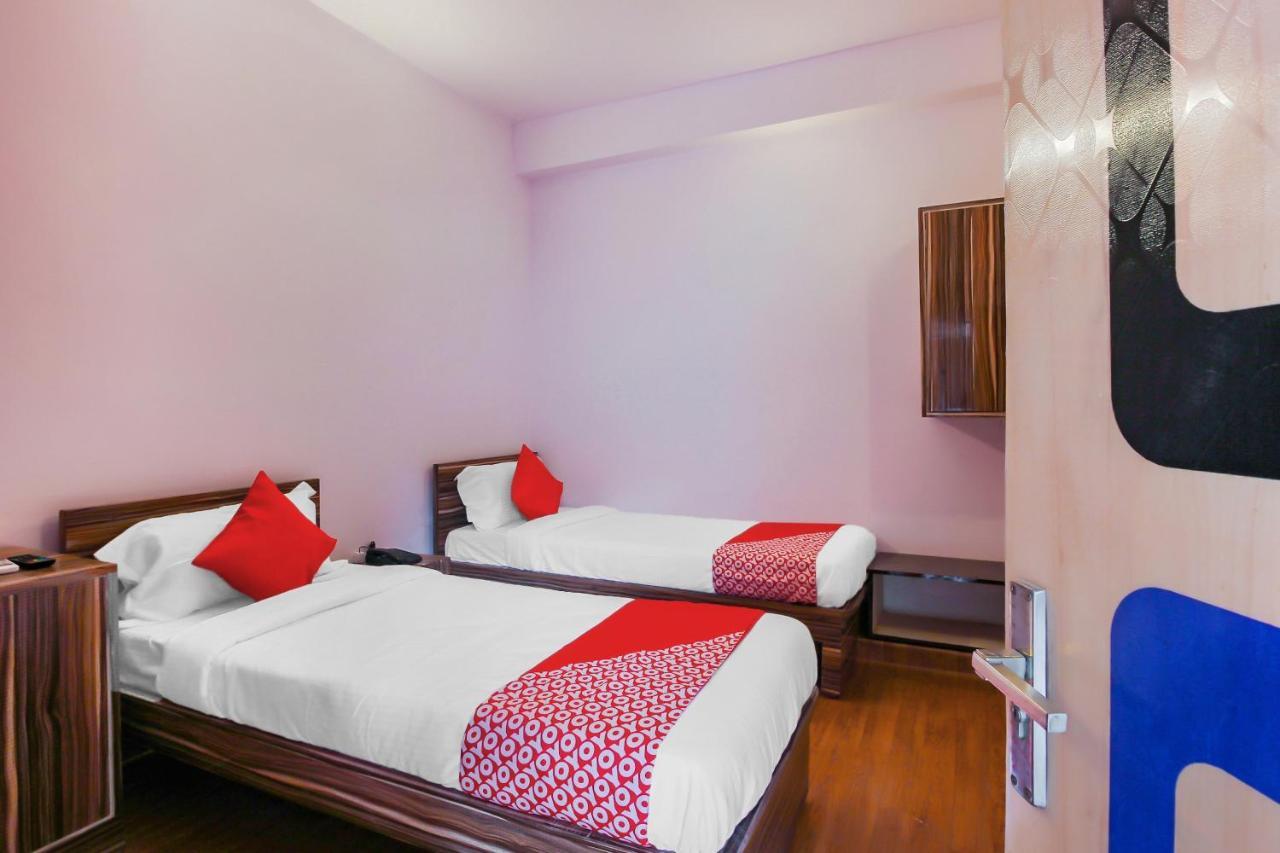 Oyo 17168 Hz Lodge Haiderabad Buitenkant foto