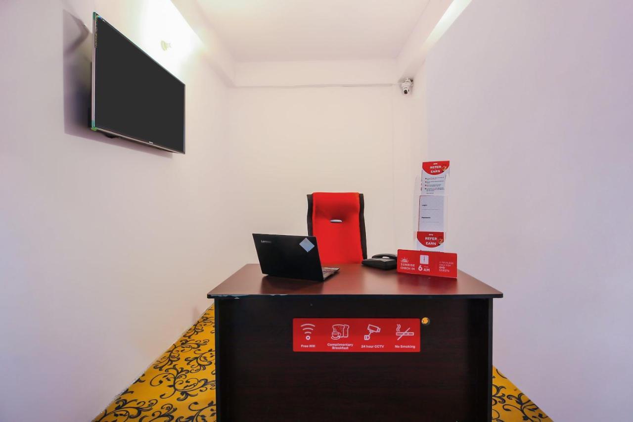 Oyo 17168 Hz Lodge Haiderabad Buitenkant foto